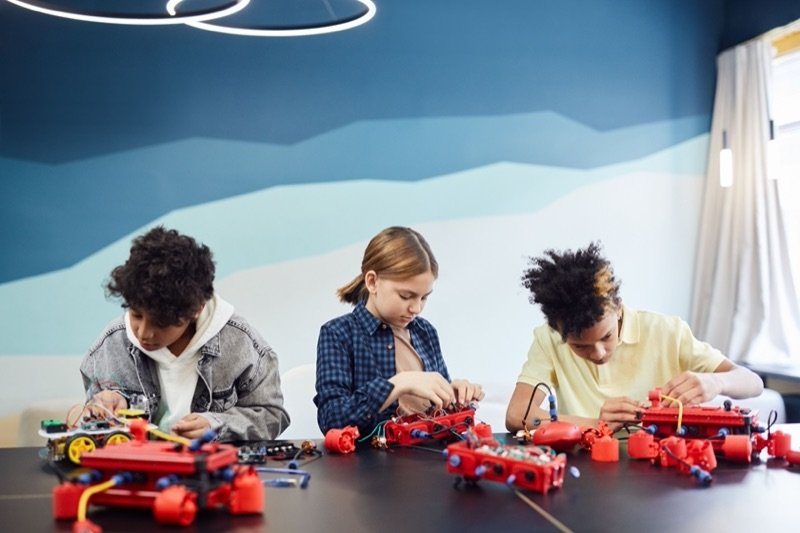 Middle school students programming a robot